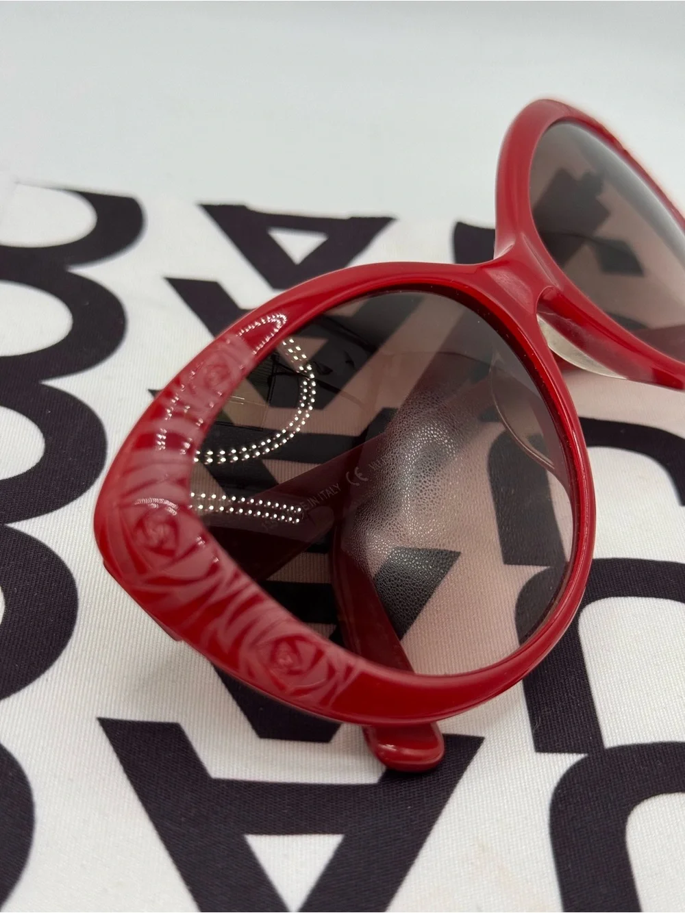 Valentino V617S Red Cat-Eye Women’s Sunglasses Floral Sculpting Italy Rare Pair